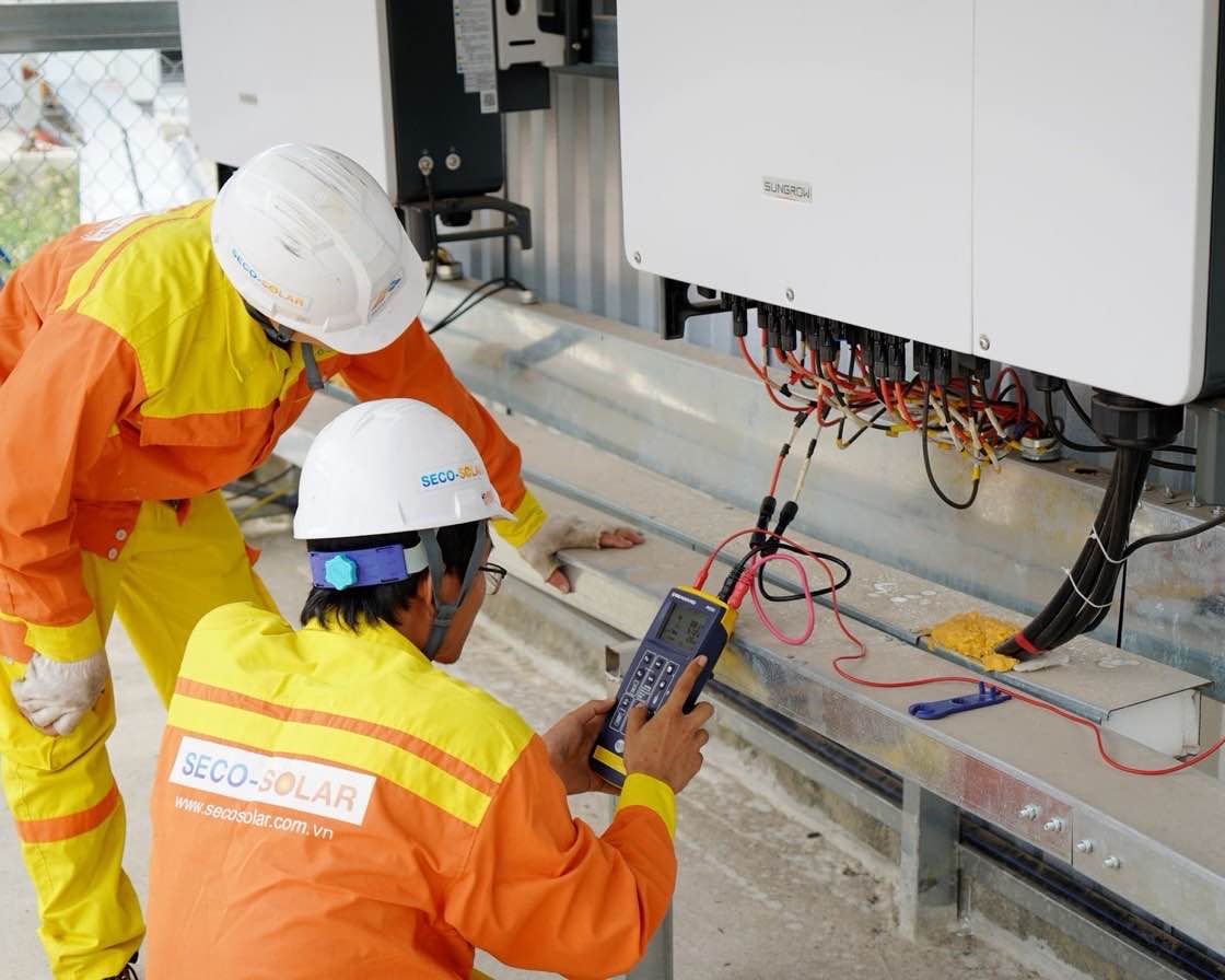 Saha ekibi elektrik panosunda ölçüm yaparken