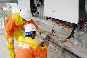 Saha ekibi elektrik panosunda çalışırken